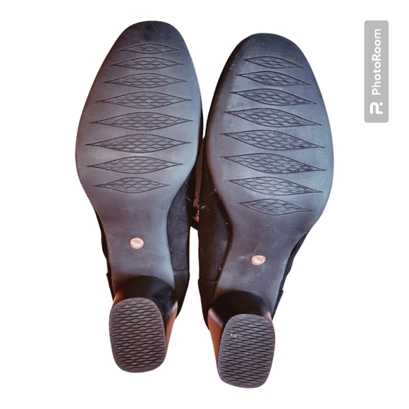BNIB Unstuctured by Clarks Un Cosmo Zip Black Suede Pump Ankle Booties - Picture 3 of 9